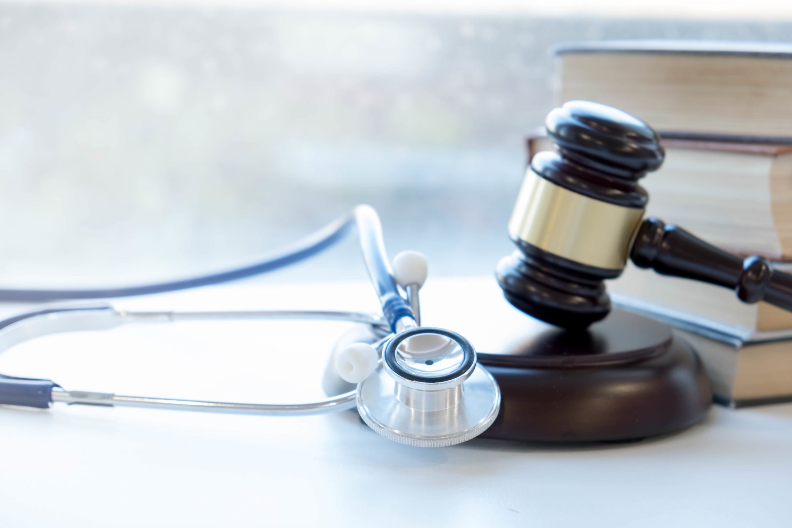 Personas recibiendo asesoría legal